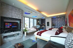 Family Room (double window double view six rooms)