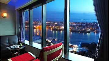 Quarto casal, vista para o mar | Área de estar | TV LED 37 polegadas com canais a cabo, TV