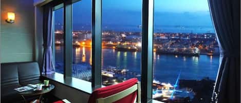 Double Room, Sea View | Ruang tamu | 37 inci televisyen LED dengan kabel, TV