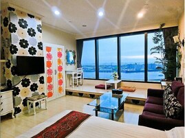 Camera doppia, vista mare | Biancheria da letto di alta qualità, copriletto in piuma