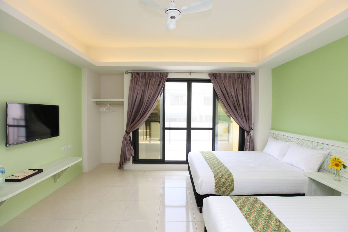 Standard Quadruple Room, 1 Bedroom, Non Smoking, Ensuite | 1 bedroom, blackout drapes, WiFi (free), individually furnished