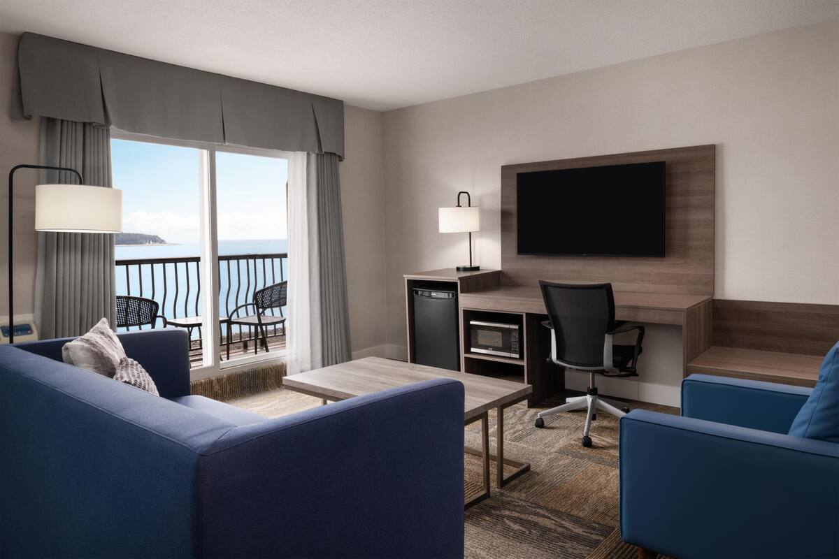 套房, 1 張加大雙人床, 露台, 海景 (Living Room;with Single Sofabed) | 熨斗/熨衫板、免費 Wi-Fi、床單