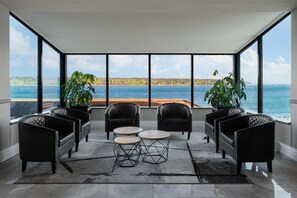 Lobby - Anchor Inn & Suites, BW Signature Collection (Campbell River)