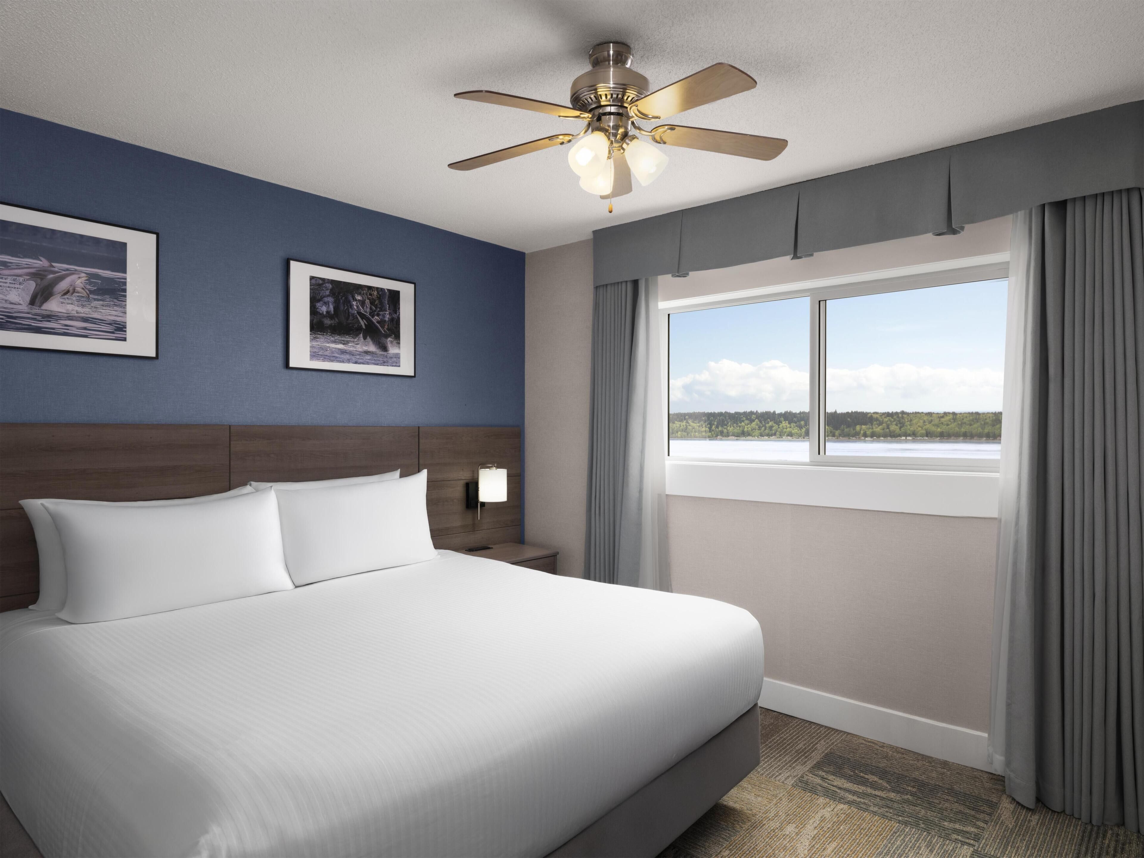 Suite, 1 King Bed, Balcony, Ocean View (Living Room) | Iron/ironing board, free WiFi, bed sheets
