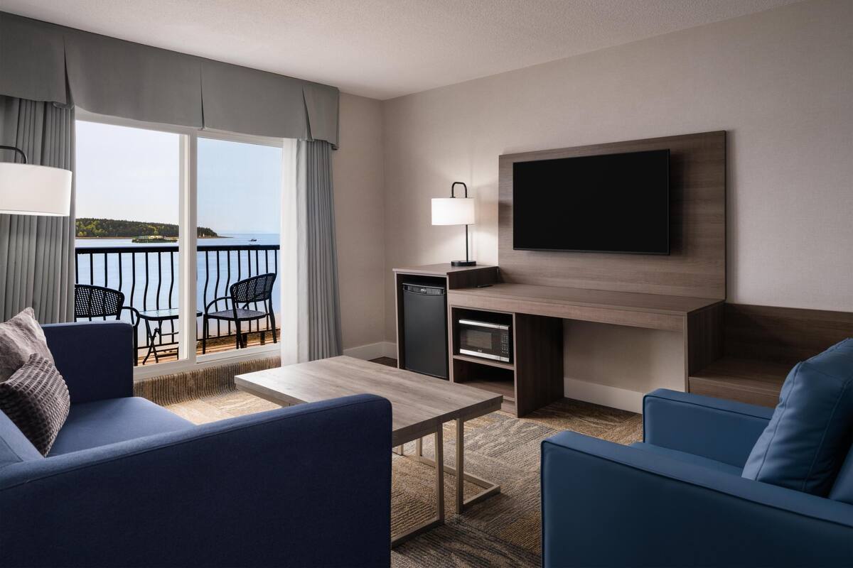 套房, 1 張特大雙人床, 露台, 海景 (Living Room;with Single Sofabed) | 熨斗/熨衫板、免費 Wi-Fi、床單