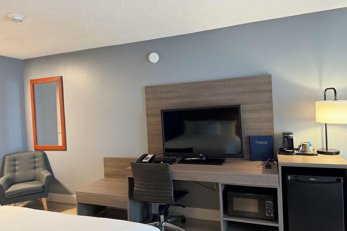 Tabla de planchar con plancha, wifi gratis y ropa de cama