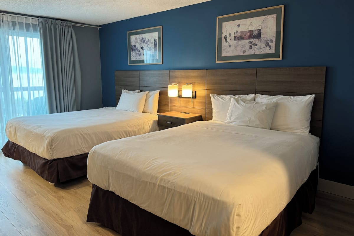Tabla de planchar con plancha, wifi gratis y ropa de cama