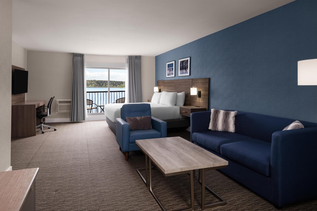 Suite, 1 King Bed, Non Smoking, Balcony | Iron/ironing board, free WiFi, bed sheets