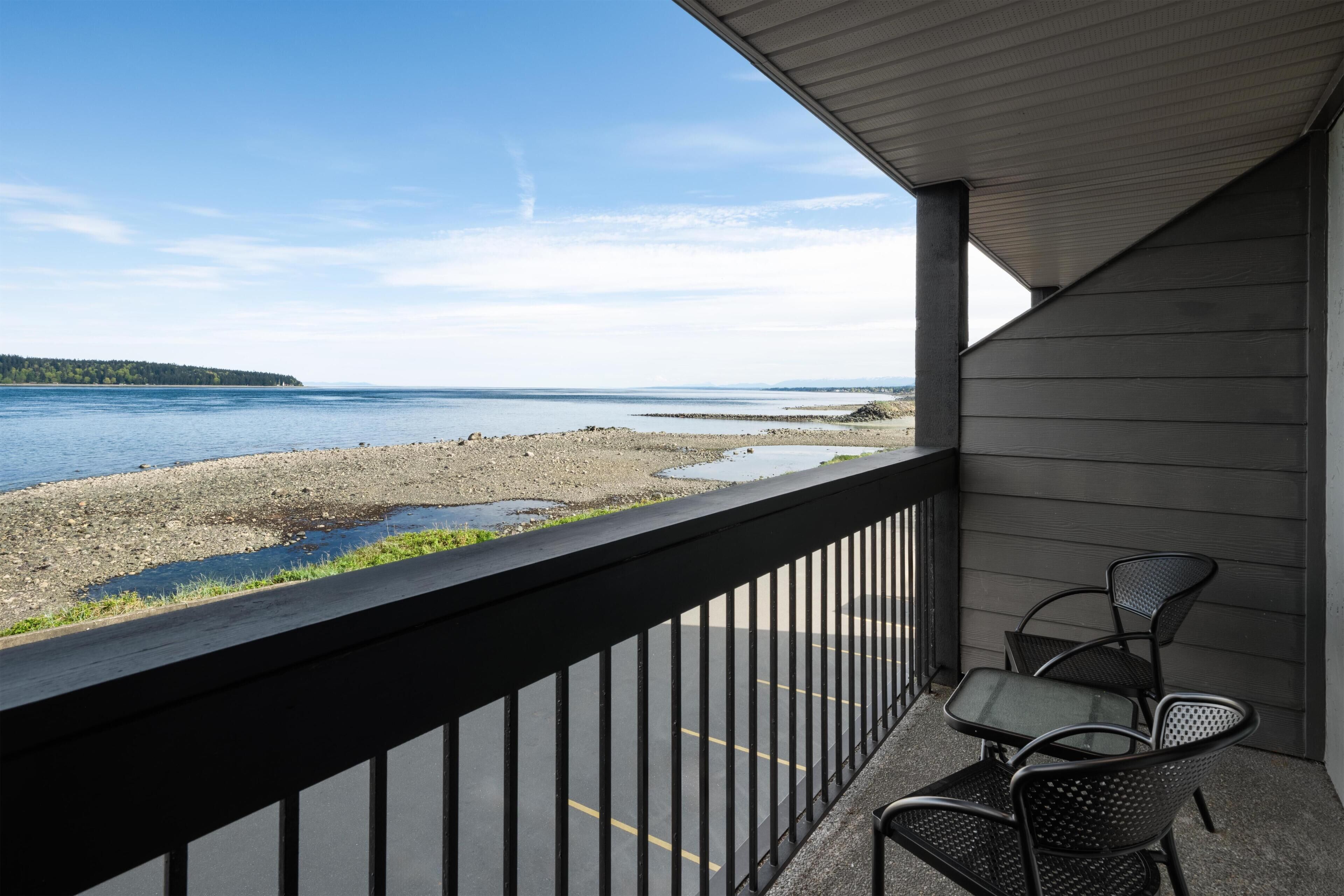 Suite, 1 King-Bett, Balkon, Meerblick | Bügeleisen/Bügelbrett, kostenloses WLAN, Bettwäsche