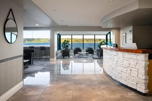 Lobby - Anchor Inn & Suites, BW Signature Collection (Campbell River)
