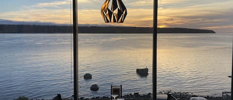 Breakfast, lunch, dinner served; American cuisine, sea views