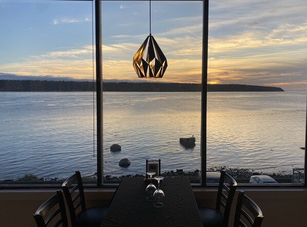 Petit déjeuner, déjeuner et dîner servis sur place, vue sur la mer