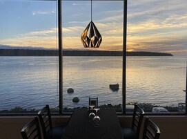 供应早餐、午餐和晚餐，美洲菜，海景