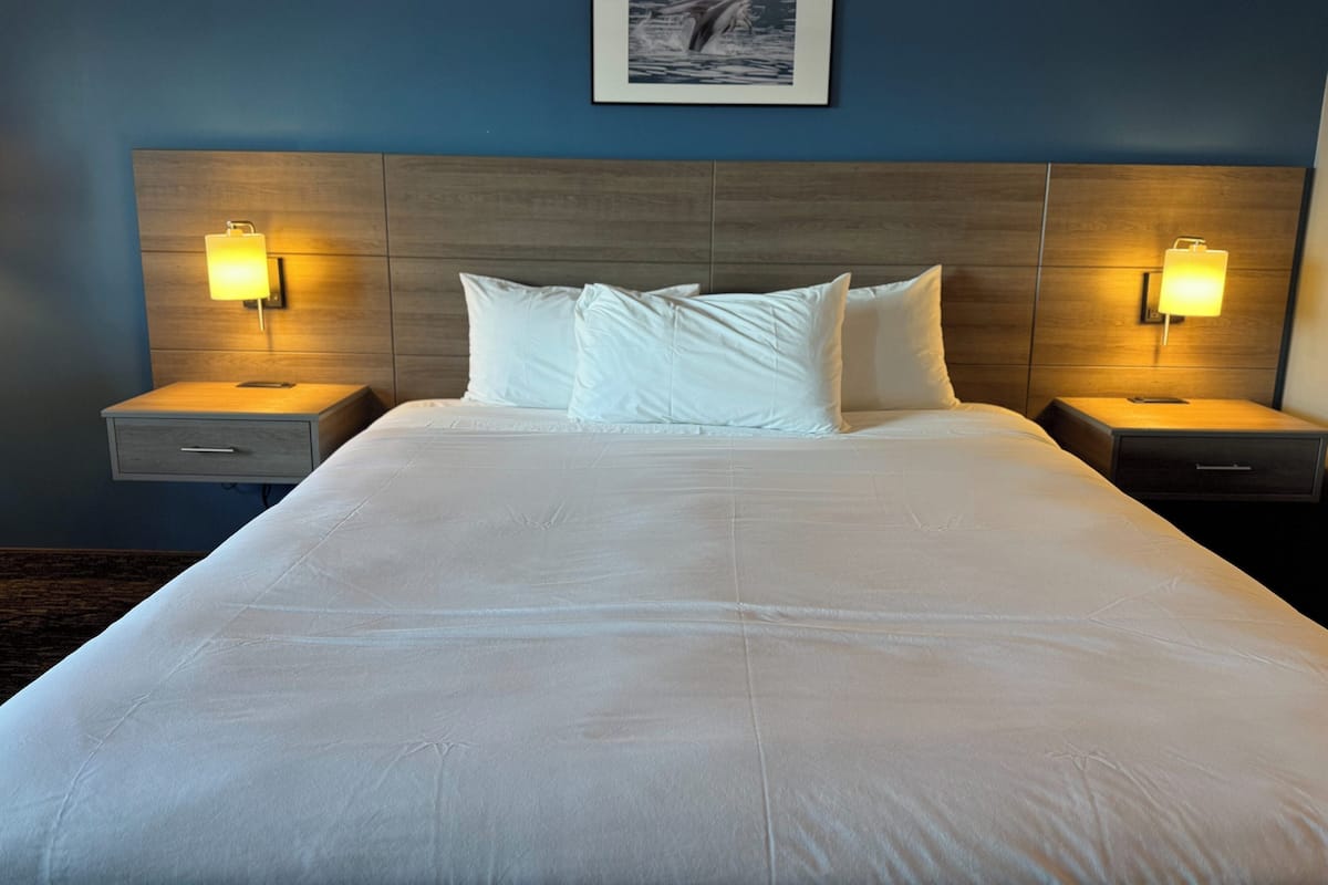 Tabla de planchar con plancha, wifi gratis y ropa de cama