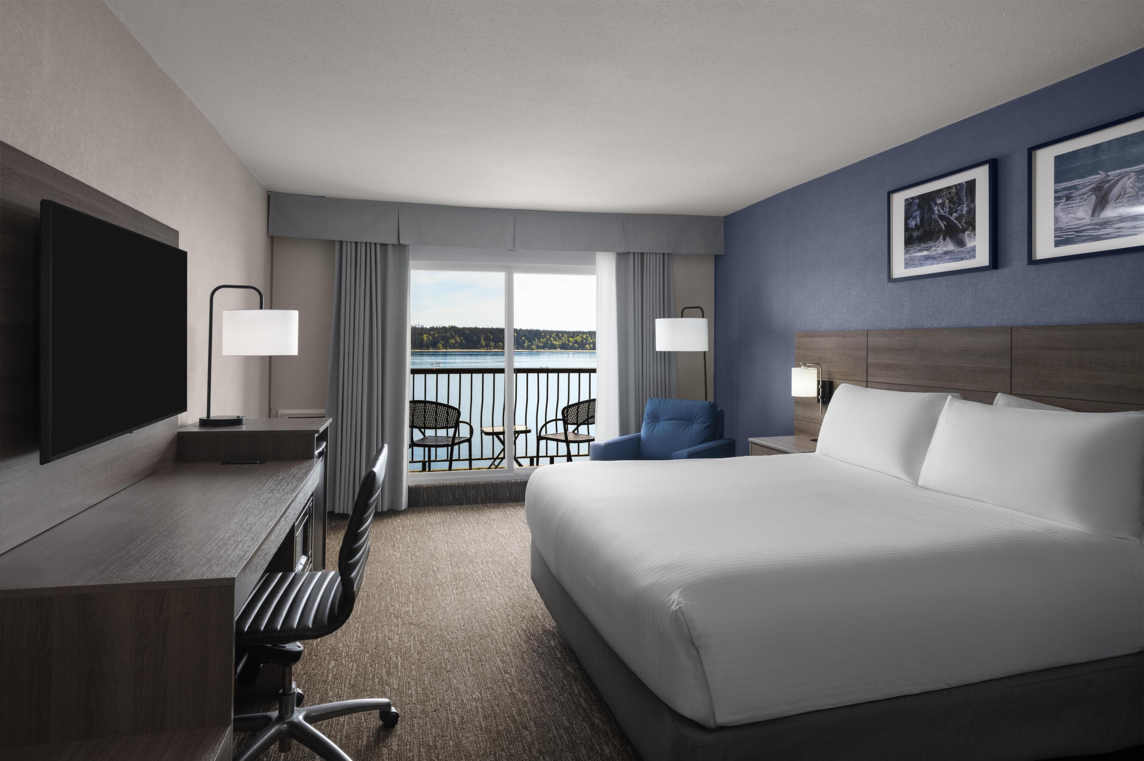 Standard Room, 1 King Bed, Balcony, Ocean View | Iron/ironing board, free WiFi, bed sheets