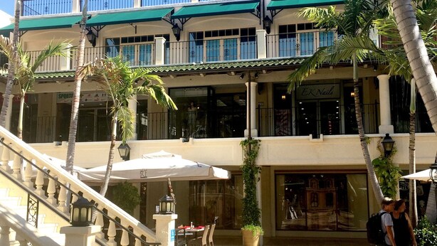 A hotel with a central courtyard, palm trees, and a staircase leading to the upper floors. - Pelicanstay in Coconut Grove Miami (Miami)