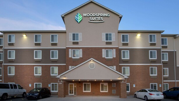 Un hotel de varios pisos con un logotipo y nombre destacados en la parte superior.