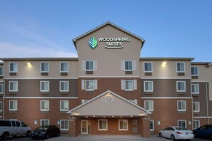 Un hotel de varios pisos con un logotipo y nombre destacados en la parte superior.