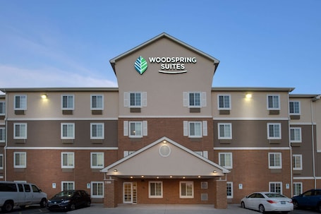 Exterior. WoodSpring Suites Broken Arrow