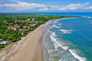 Una playa cerca, masajes en la playa, 3 bares en la playa
