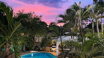 Fachada de la propiedad por la tarde o noche