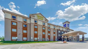 A MainStay Suites hotel with a parking lot and a covered entrance.