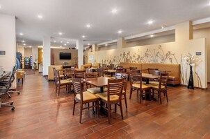 Café da manhã com buffet grátis todos os dias