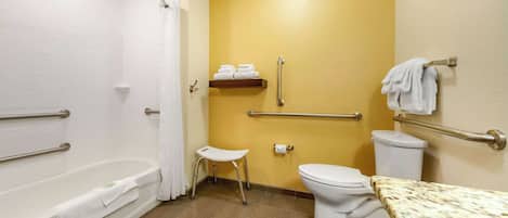 Un baño con bañera, inodoro y lavabo.