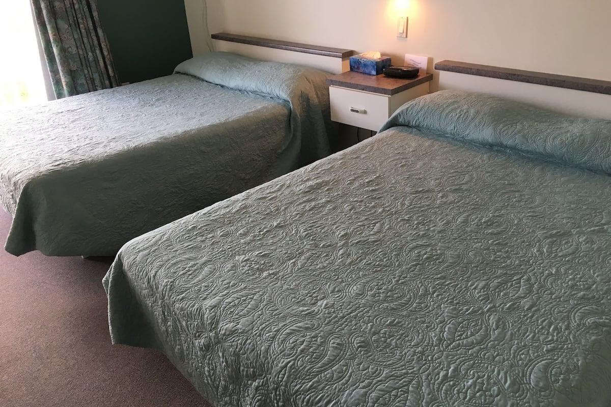 Classic Room, 2 Katil Kelamin (Double) | Ruang tamu | 44 inci televisyen skrin rata dengan kabel