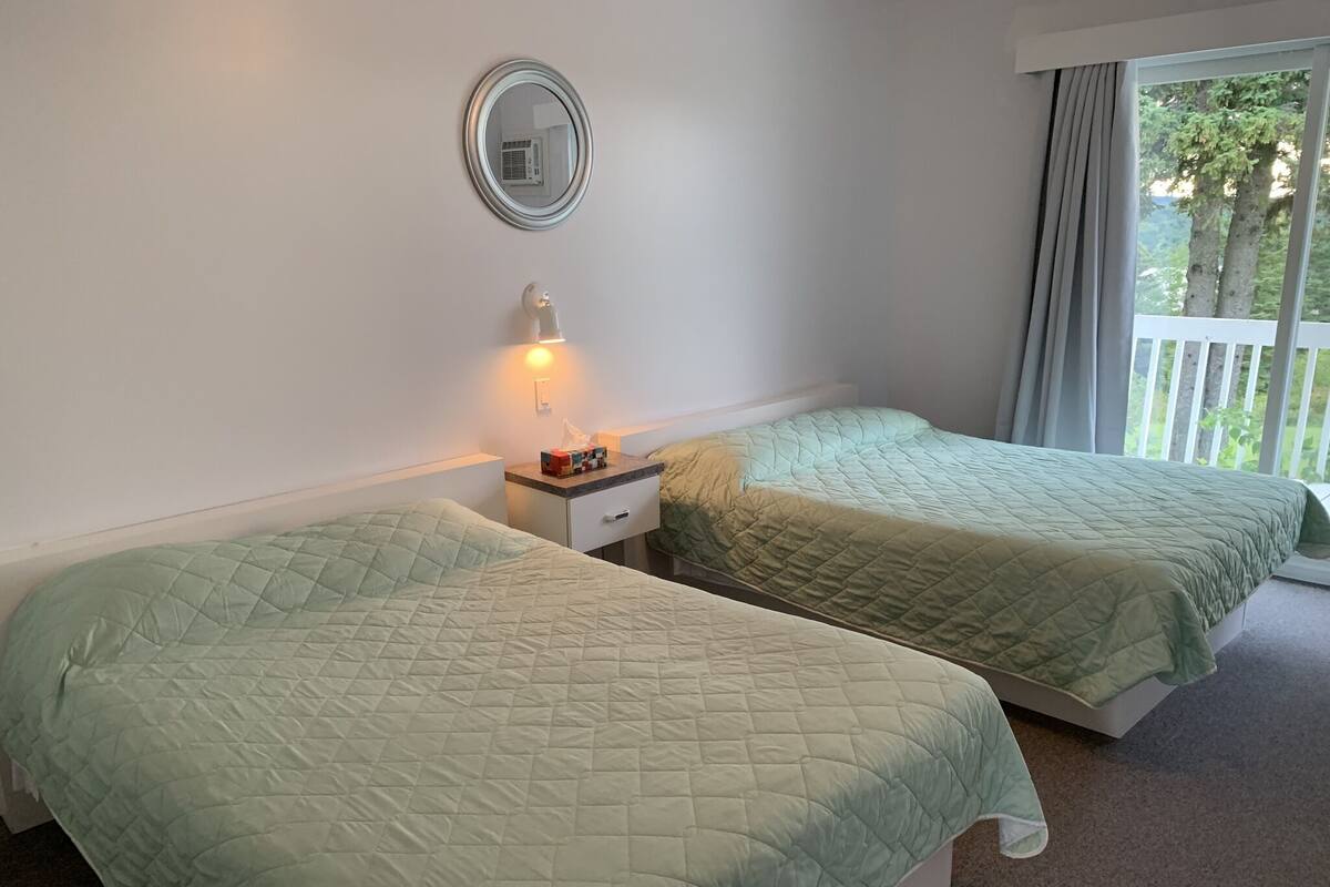 Deluxe Room, 2 Double Beds | Desk, soundproofing, iron/ironing board (on request), WiFi (free)