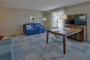 Studiosuite, 1 kingsize-seng, ikke-røyk, kjøleskap og mikrobølgeovn | Oppholdsområde | En 42-tommers LCD-TV med kabel-kanaler samt TV