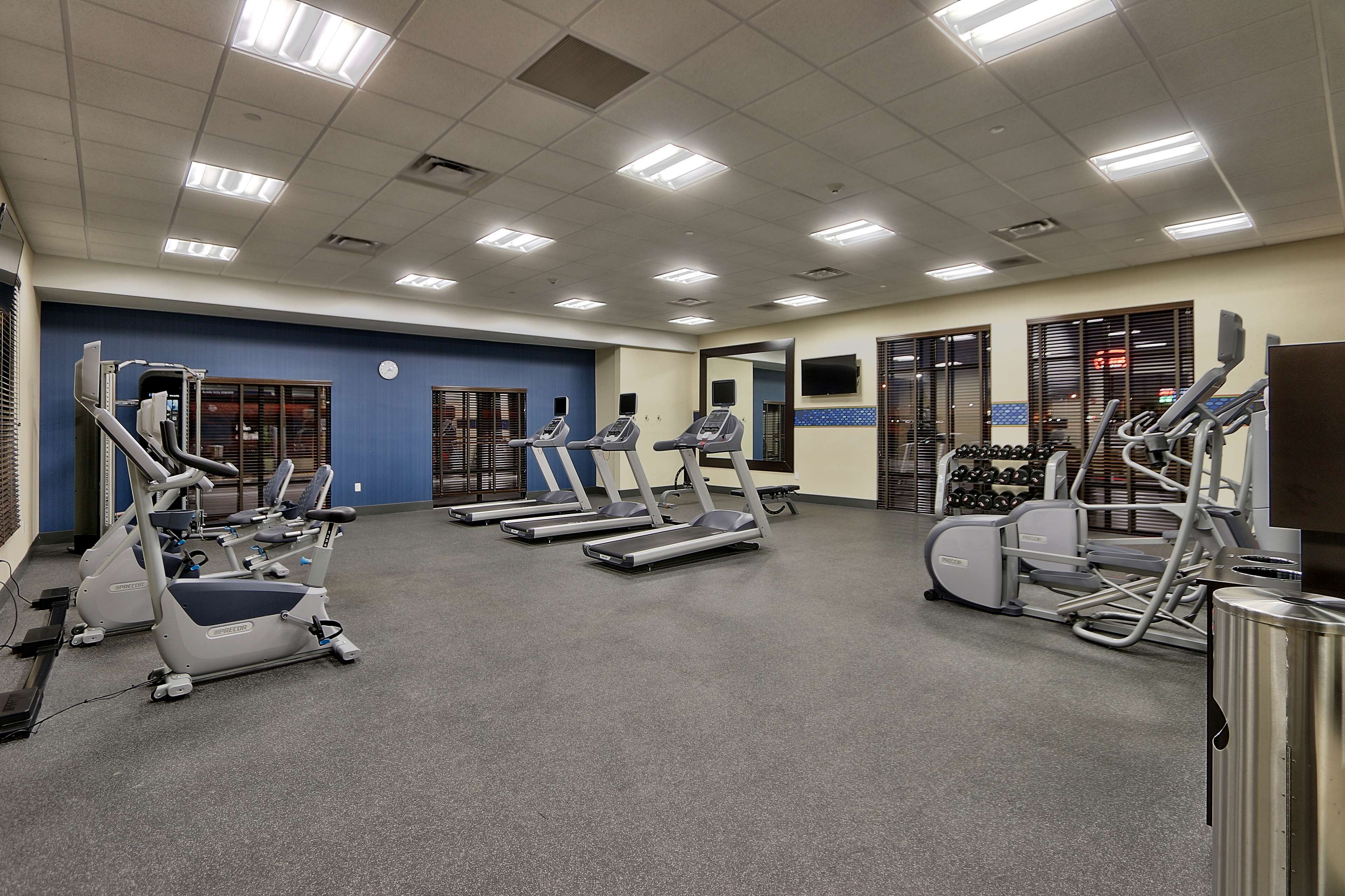Ett gym med löpband, crosstrainers och styrketräningsutrustning.