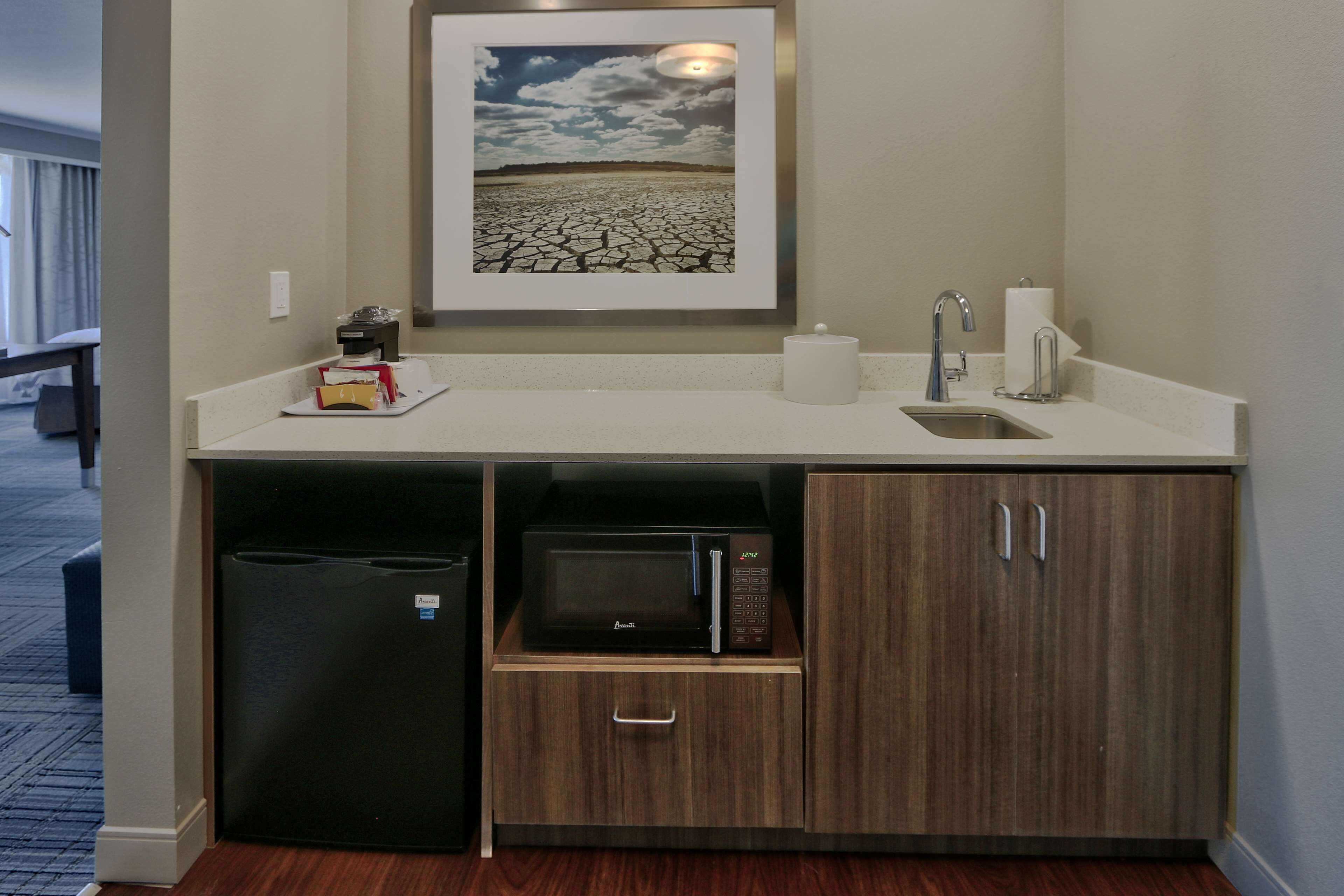 studio suite, 1 king bed, non smoking, refrigerator & microwave | private kitchen | fridge, microwave, coffee/tea maker