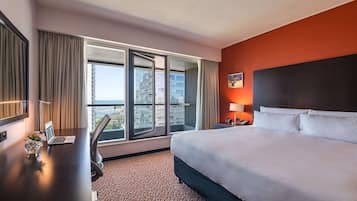 Frigobar, cofres nos quartos, escrivaninha