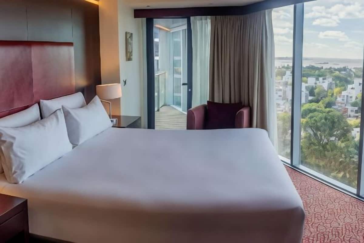 Minibar, coffres-forts dans les chambres, bureau