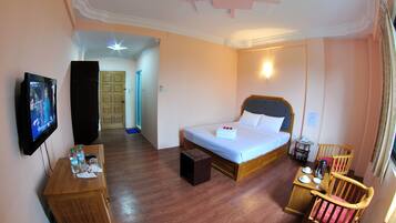 Minibar, caja de seguridad en la habitación y escritorio