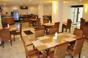 Serveert ontbijt, lunch, diner, lokale en internationale gerechten 