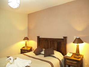 Standaard eenpersoonskamer, 1 queensize bed, privébadkamer | Een strijkplank/strijkijzer, gratis wifi