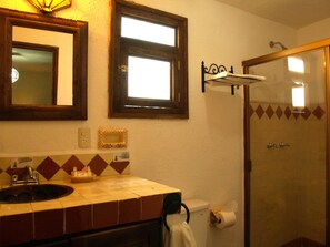 Standaard tweepersoonskamer, 2 queensize bedden, privébadkamer | Badkamer | Een douche, gratis toiletartikelen, handdoeken