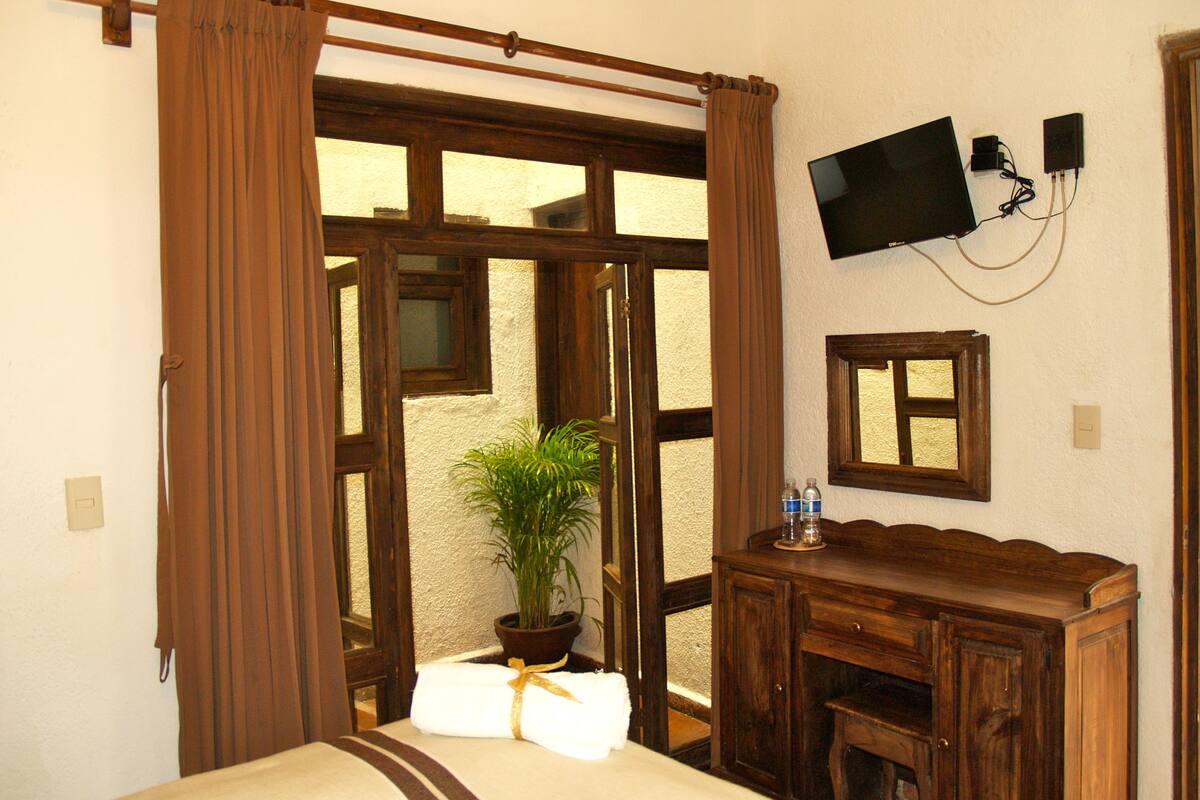 Habitación individual estándar, 1 cama de matrimonio, baño privado | Tabla de planchar con plancha y wifi gratis