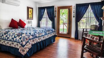 Kamar Double Premium, 1 kamar tidur, akses difabel, pemandangan kebun (Heritage, Pet Friendly) | Didekorasi berbeda-beda dan dilengkapi dengan perabotan berbeda-beda