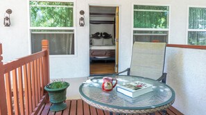 Romantik-værelse - 1 queensize-seng - terrasse (English Rose, Pet Friendly) | Individuelt design, individuel indretning