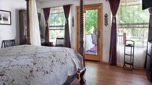 Habitación romántica, 1 cama Queen size, patio (English Rose, Pet Friendly) | Decoración personalizada y muebles diferentes