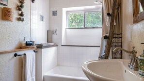 Deluxe-suite (Sunrise Suite 2nd floor, No Pets) | Badeværelse | Gratis toiletartikler, hårtørrer, badekåber, håndklæder