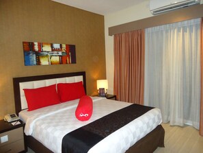 In-room safe, desk - Hotel Scarlet Makassar (Makassar)