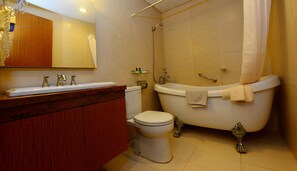A bathroom with a sink, toilet, and bathtub. - Hotel Scarlet Makassar (Makassar)