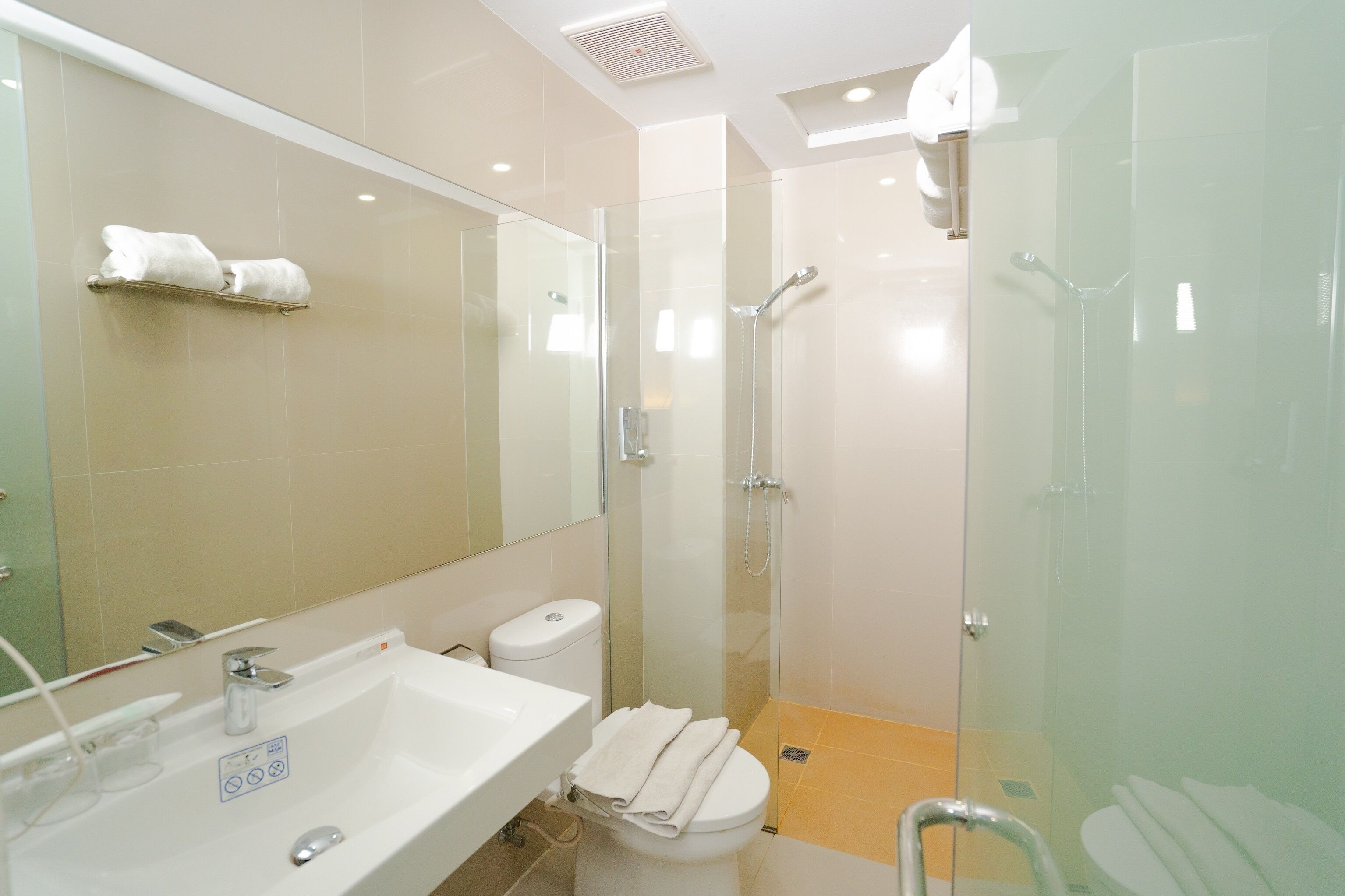 business class | bathroom shower