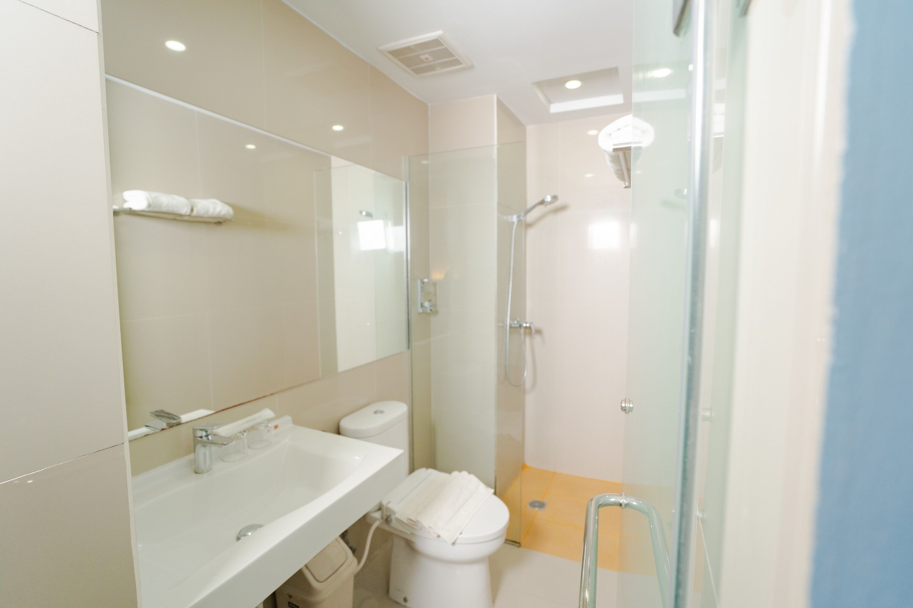 business class | bathroom shower