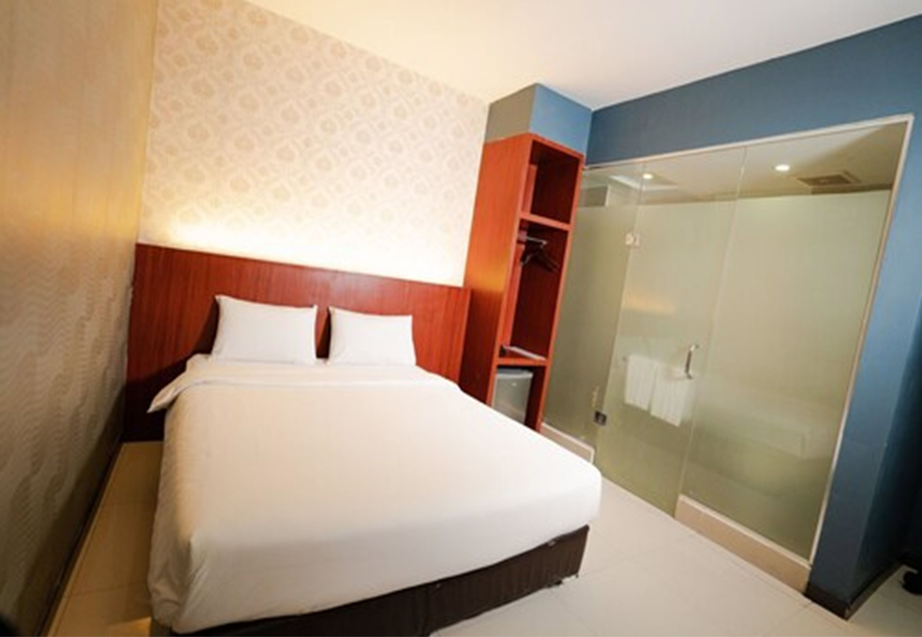 economy class | desk, free wifi