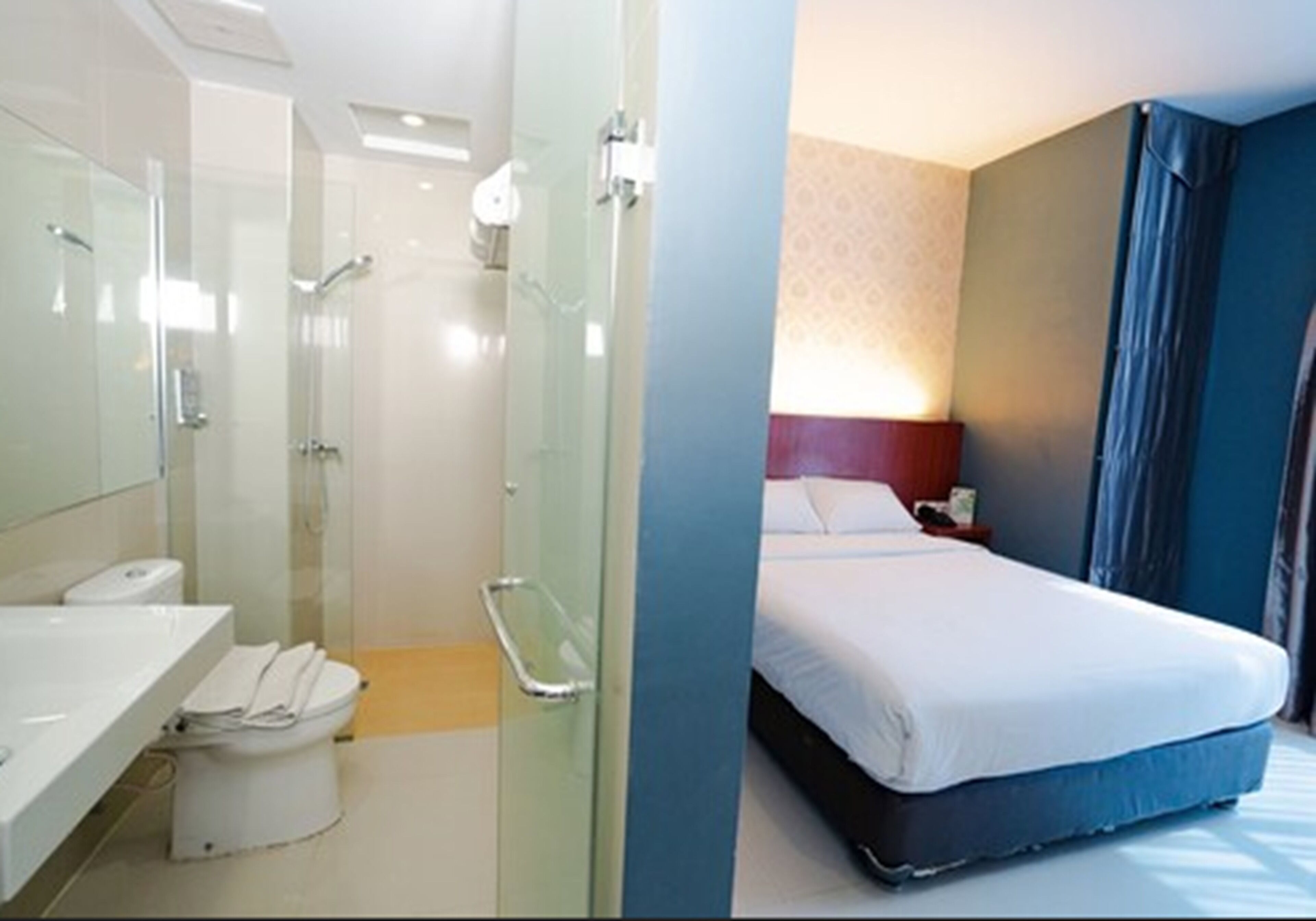 business class | bathroom shower